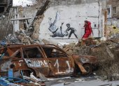 Kiev. Este es uno de los siete  murales pintados por Banksy.