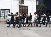 Guayaquil. El grupo de personas que fueron detenidas, acusadas de intentar robar un cajero automático en una urbanización de la via a Daule.