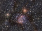 Imagen de la nebulosa Sh2-54 tomada en luz infrarroja utilizando el telescopio VISTA de ESO en el Observatorio Paranal en Chile.