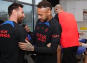 Lionel Messi (i) es felicitado por Neymar tras sumarse al PSG.