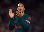 El defensa del Liverpool, Virgil Van Dijk, podría perderse varios partidos por una lesión.