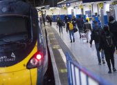 Varios pasajeros en la estación de Euston en Londres (R.Unido) hoy 3 de enero de 2023. Casi la mitad de las líneas ferroviarias del Reino Unido cerraron este martes al secundar los trabajadores del gremio una huelga de 48 horas para exigir mejoras salariales, agudizando así la crisis por la ola de paros de distintos sectores efectuados en las últimas semanas en el país. EFE/EPA/TOLGA AKMEN