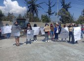 Ambato. Familiares y amigos de las jóvenes que habrían sido maltratadas sexualmente, durante un plantón.