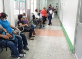 Atención. Personas en un pasillo de un hospital.