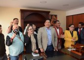 Gómez en compañía de Mercy Maldonado (d) y lideres gremiales en el IESS en Quito.