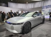 El director representante, presidente y CEO de Sony Honda Mobility Inc. Yasuhide Mizuno presentó el nuevo prototipo de vehículo eléctrico de la marca "AFEELA" de Sony