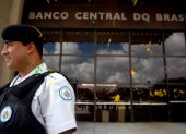 Entidad.- Un guardia al pie de la sede del Banco Central de Brasil.