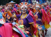 Personas participan en el desfile de los colectivos coreográficos en tributo a la Madre Tierra durante el Carnaval de Negros y Blancos hoy, en Pasto (Colombia). EFE/Mauricio Dueñas Castañeda