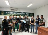 Los padres y el bebé con el grupo de agentes que participaron en la búsqueda.