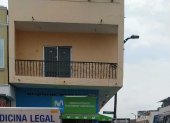 Guayaquil. Elementos policiales, al pie del local de la víctima.