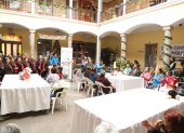 Ceremonia. Los adultos mayores recibieron la noticia con algarabía.