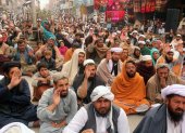 -Los partidarios del partido político islámico Jamiat Ulama-e-Islam-Fazal (JUI-F) realizan una protesta contra la escasez de harina de trigo en Chaman, Pakistán