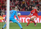 Lisbon (Portugal), 06/01/2023.- Goncalo Ramos, del Benfica, ejecuta un disparo ante el arco del golero rival.