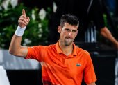 Novak Djokovic celebra luego de ganar el título en Adelaida ante Sebastian Korda.