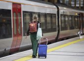 Londres.- Pasajeros en la estación de Liverpool en Londres, Reino Unido, 07 de enero de 2023. Los miembros del Sindicato Nacional de Trabajadores Ferroviarios, Marítimos y del Transporte (RMT) se encuentran en el cuarto día de huelga industrial esta semana , después de casi cuatro semanas de continuas molestias a los pasajeros. Se ha aconsejado a las personas en Gran Bretaña que eviten tomar trenes y algunas áreas no tendrán ningún servicio de trenes. (Reino Unido, Londres) EFE/TOLGA AKMEN
