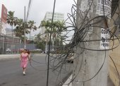 En la calle 10 y B de la ciudadela Adace hay cables enredados en postes y otros que están colgados.