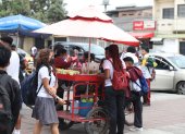 Los vendedores se concentran en los exteriores de los planteles educativos para ofrecer a los alumnos una variedad de alimentos, muchas veces sin las mínimas normas de higiene.