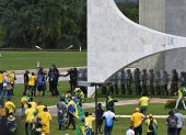 Manifestantes contra los resultados electorales y el gobierno del recién posesionado presidente Lula da Silva invaden el Congreso Nacional, el Supremo Tribunal Federal y el Palacio del Planalto.