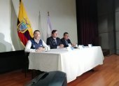 Patricio Almeida, director de Agrocalidad (izquierdo) junto al ministro de Agricultura, Bernardo Manzano, dan a conocer un nuevo brote de gripe aviar en Ecuador
