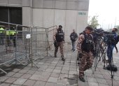 Fuerte resguardo policial en los exteriores de la Fiscalía General del Estado en Quito.