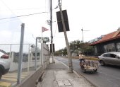 Poste en mal estado ubicado en el kilometro 2.5 de la avenida Carlos Julio Arosemena.