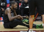 Kevin Durant terminó postrado en el piso tras el golpe de Buttler.