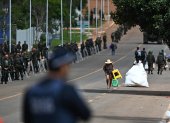 Seguidores del expresidente Jair Bolsonaro salen de las tiendas de campaña en un campamento, hoy, frente al Cuartel General del Ejército, en Brasília (Brasil). Al menos 1.200 bolsonaristas fueron detenidos este lunes en el campamento que habían montado frente al cuartel general del Ejército en Brasilia desde las elecciones de octubre y desde el que fueron lanzados los ataques del domingo contra las sedes de los tres poderes en Brasil. Los seguidores del expresidente Jair Bolsonaro, que no reconocen la victoria del líder progresista Luiz Inácio Lula da Silva en las elecciones presidenciales, fueron detenidos luego de que, cercados por la Policía y el Ejército, desmontaran pacíficamente el campamento en el que se refugiaban. EFE/ Andre Borges