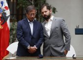 AME5057. SANTIAGO (CHILE), 09/01/2023.- El presidente de Chile, Gabriel Boric (d), junto al presidente de Colombia, Gustavo Petro (d), durante una declaración conjunta ante la prensa, en el palacio de La Moneda, en Santiago, (Chile). Petro llegó hoy a Santiago de Chile en el contexto de su primera visita oficial a Chile, marcada por los disturbios del domingo en Brasil y cuyo objetivo es estrechar lazos y coordinar estrategias con su homólogo Gabriel Boric, con quien comparte afinidades ideológicas. EFE/ Elvis González