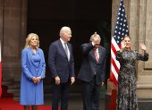 El presidente de México, Andrés Manuel López Obrador (2d), y su esposa Beatriz Gutiérrez Müller (d), posan junto al presidente de EEUU, Joe Biden, y la primera dama, Jill Biden (i), hoy, en el Palacio Nacional de Ciudad de México (México). EFE/ José Méndez