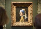 La Haya. Visitantes contemplan ‘La joven de la perla’, de Vermeer.