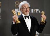 El director estadounidense Steven Spielberg posa con los premios a Mejor Director de Película y Mejor Película de Drama durante la 80ª entrega anual de los Globos de Oro, este 10 de enero de 2023.