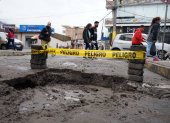 Ajaví. Después de solventar la rotura, la calle quedó sin ser arreglada y dificultando el tránsito