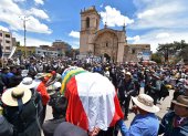 Decenas de personas asisten a una gran misa para los fallecidos esta semana durante las protestas, hoy, en la Plaza de Armas de Juliaca (Perú). La crisis política en Perú continúa agravándose después de los sucesos en Juliaca (sur del país), donde al menos 17 personas fallecieron este lunes en protestas anti gubernamentales en las inmediaciones del aeropuerto local. EFE/ Stringer
