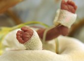 Foto de archivo. Vista de los pies de una niña nacida prematuramente. EFE/Waltraud Grubitzsch