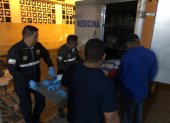 Aguas Verdes. Personal del área forense de la policía de Perú, recoge el cuerpo del ecuatoriano asesinado.