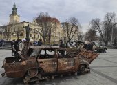 Coches en una plaza de Leópolis. Voluntarios civiles se apresuran a conseguir miles de coches en el extranjero para los soldados ucranianos en el frente, donde la movilidad es con frecuencia clave para su supervivencia y éxito militar. EFE/ Rostyslav Averchuk