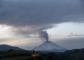 Fotografía del volcán Cotopaxi, con una fumarola de gas y ceniza, visto hoy desde la ciudad de Quito (Ecuador).
