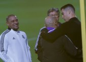 El futbolista portugués Cristiano Ronaldo (d) y el exfutbolista brasileño Roberto Carlos (i) asisten al entrenamiento del Real Madrid.