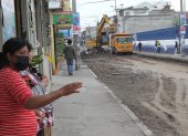 Pasatiempo. Ante la falta de movimiento en sus tiendas, los vecinos salen a la calle para mirar el avance de la obra.