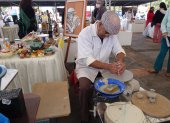 Presencia pública. Gil Vanegas durante una feria en Cuenca, promocionando la alfarería como una actividad cultural.