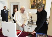 Vatican City (Vatican City State (holy See)), 14/01/2023.- A handout picture provided by the Vatican Media shows Pope Francis (C) exchanging gifts with Colombia"s First Lady Veronica Alcocer Garcia (R) during a private audience in Vatican City, 14 January 2023. (Papa) EFE/EPA/VATICAN MEDIA HANDOUT HANDOUT EDITORIAL USE ONLY/NO SALES