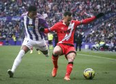 El jugador del Real Valladolid Gonzalo Plata (i) durante el encuentro de LaLiga Santander entre el Real Valladolid y el Rayo Vallecano.