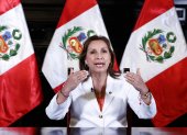 Fotografía cedida por la Presidencia peruana que muestra a la presidenta de Perú, Dina Boluarte, mientras ofrece declaraciones