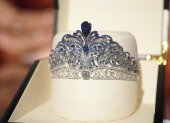 Fotografía cedida por Miss Universo donde se muestra la corona elaborada por la firma Mouawad para Miss Universo durante su presentación hoy, en el Ernest N. Morial Convention Center en Nueva Orleans, Luisiana (EEUU).