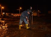 Ciudadanos tratando de limpiar las calles luego del deslave.
