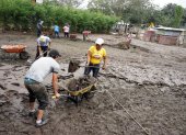 Trabajos. Vecinos y familiares se unieron para limpiar el lodo.