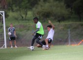 Miler Bolaños (c), ofensivo de Emelec, impone su potencia y velocidad en los entrenamientos, algo que lo convierte en una ficha clave para el esquema del Bombillo en el presente año.