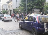 Ciclista interrumpe la viabilidad de los carros.