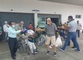 Un grupo de pacientes renales en una protesta del 28 de noviembre de 2022 por la falta de insumos y medicinas para realizarse las diálisis en el Hospital Teodoro Maldonado.