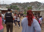 Padres de familia y policía están atentos durante el ingreso y salida de los estudiantes del Tránsito Anaguaña.